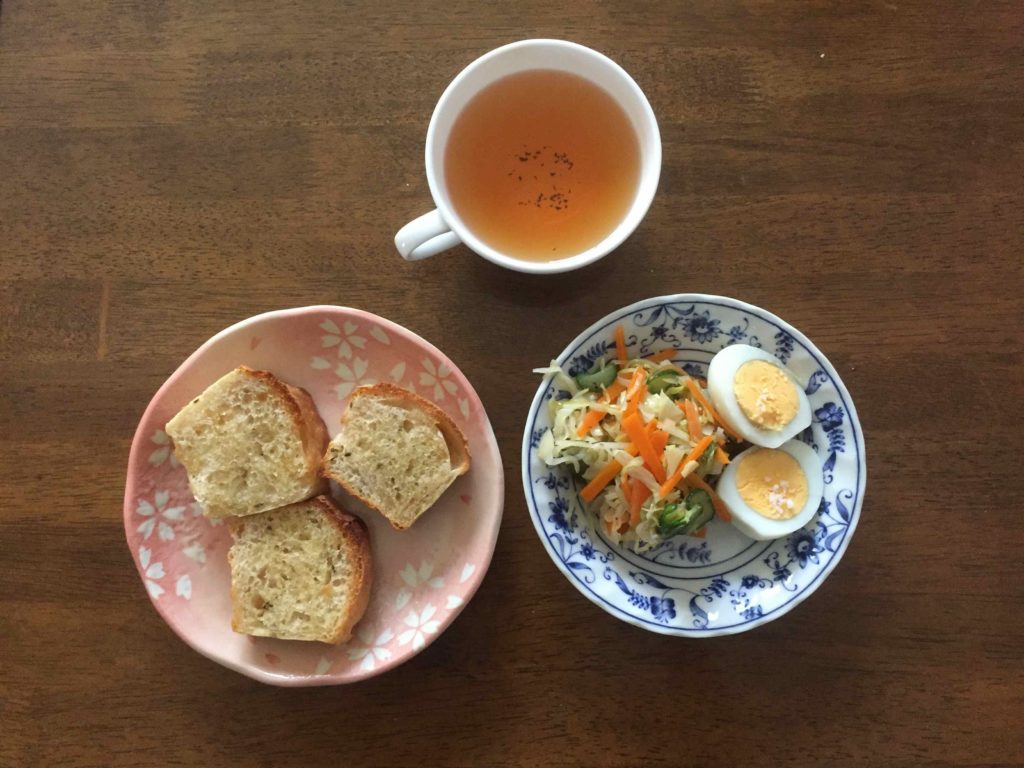 朝食のパンとサラダと紅茶の写真